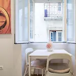 Alfama S. Pedro Typical * ליסבון